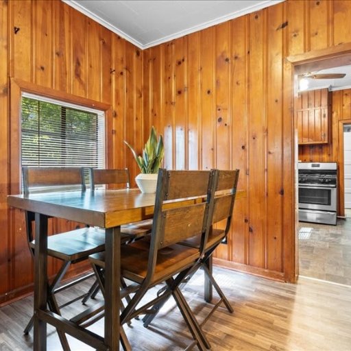 Woody dining area 
