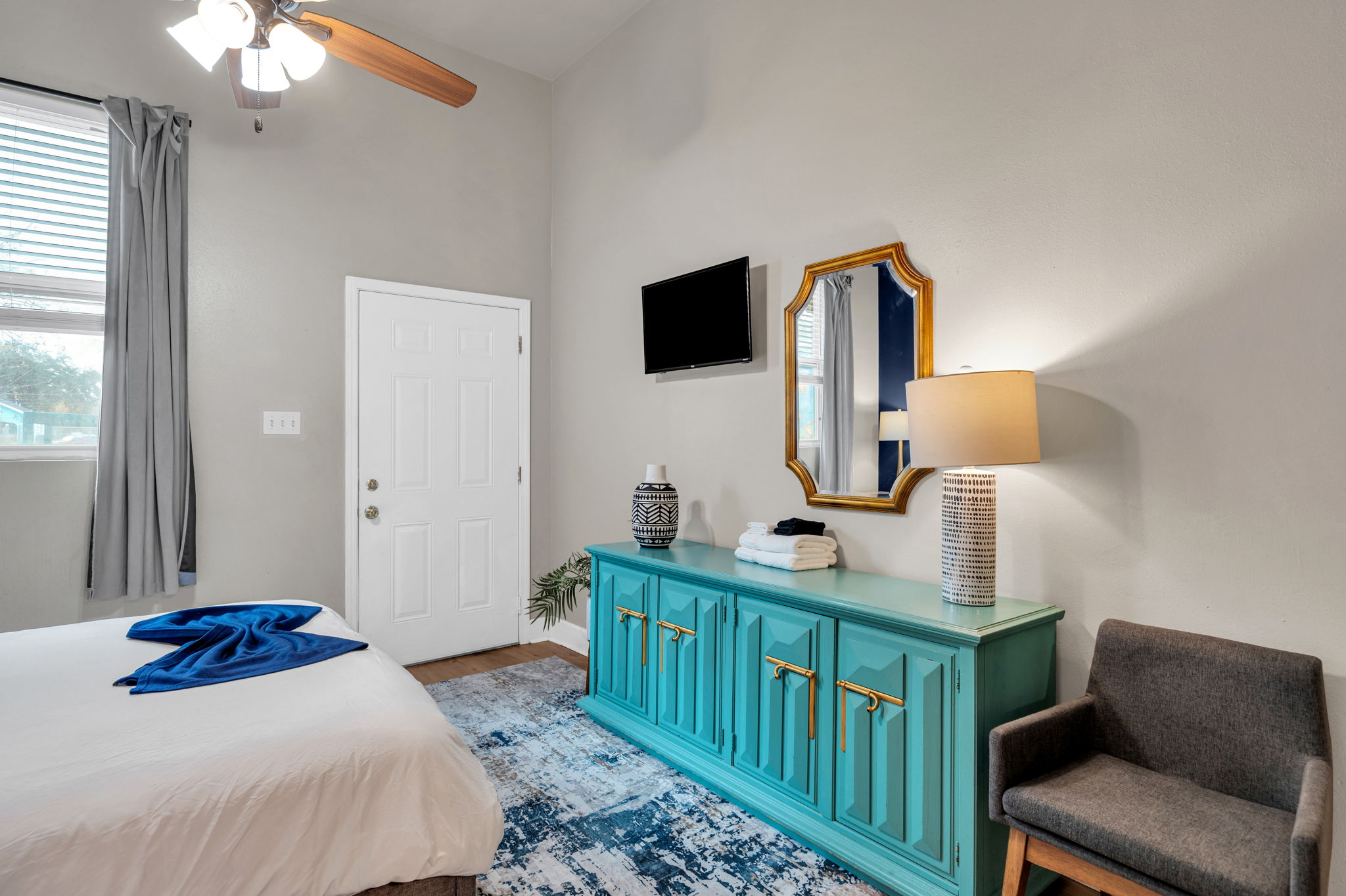 Stylish Console & Entryway Details