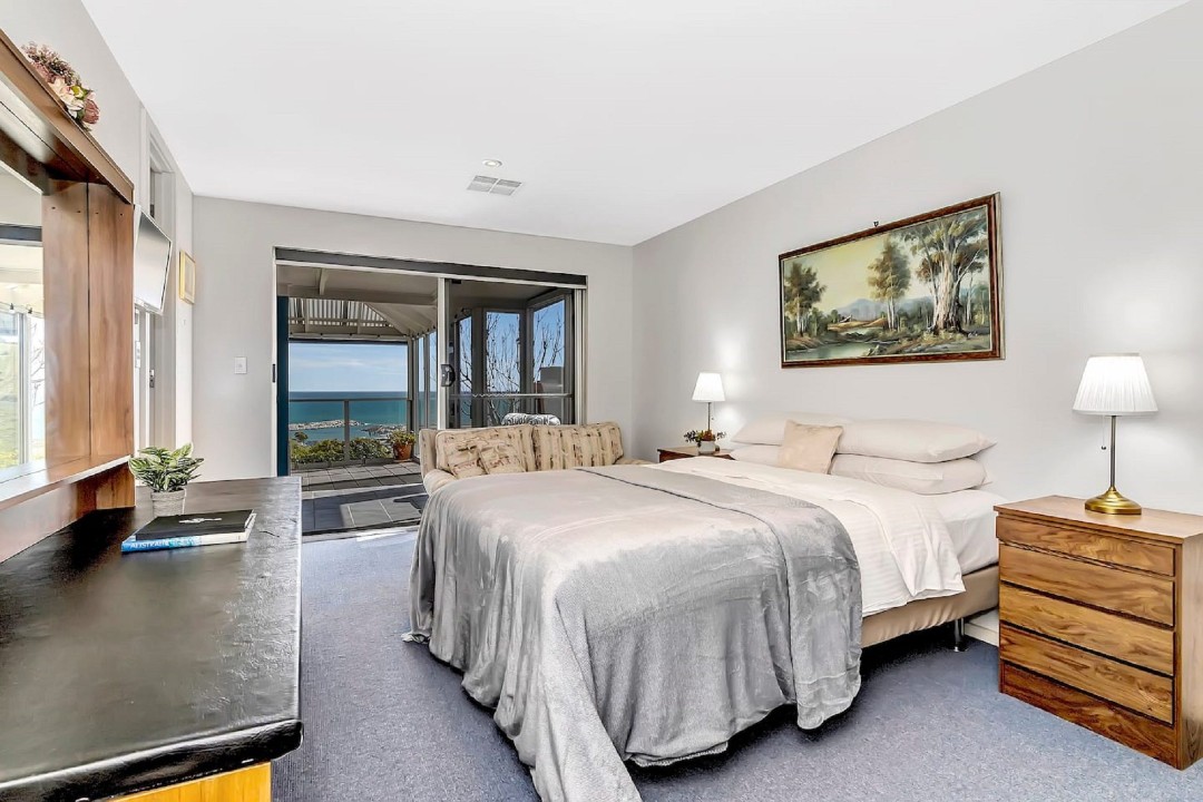 Master Bedroom with Luxury Features
Queen-size adjustable massage bed, direct patio access, and an ensuite bathroom create a relaxing retreat.