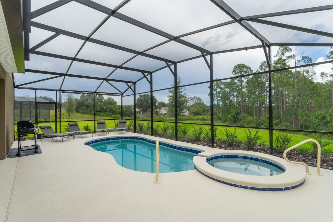 A private pool and spa  for the families enjoyment. Pool heating service available for the cold days and security pool fence for kids.