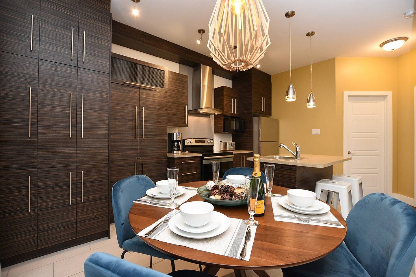 Ground Floor Loft Style Luxury Executive Flat - Montreal