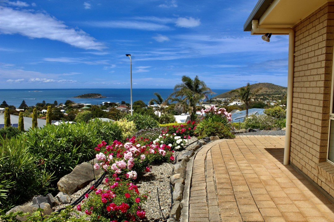 Prime Location – Walk to the Beach
Situated within walking distance of Encounter Bay’s coastline, walking trails, cafés, and attractions.