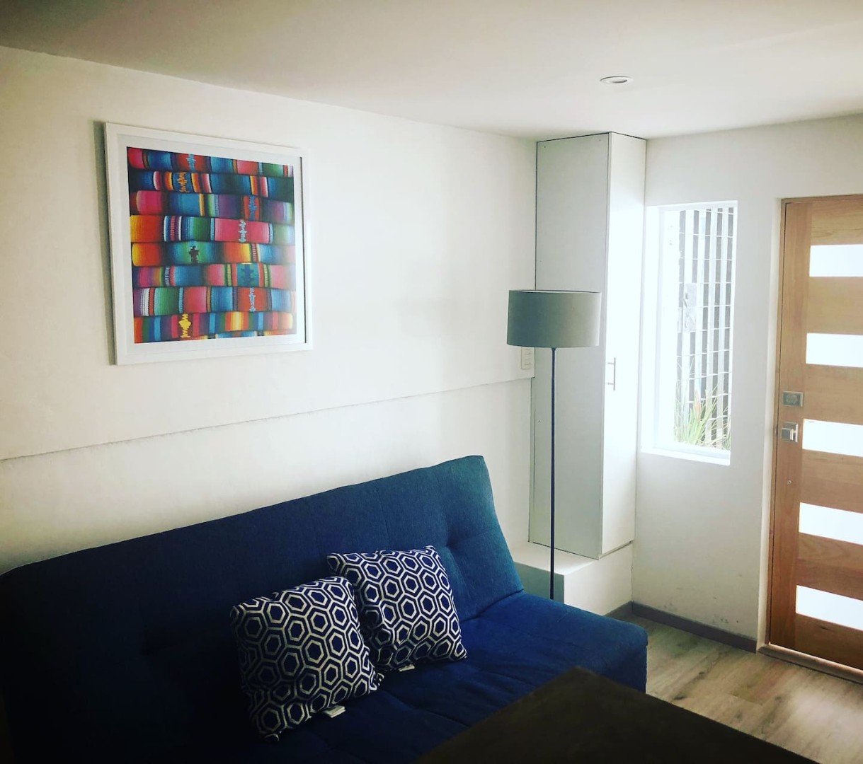 El departamento cuenta con aproximadamente 45 metros cuadrados (incluyendo habitación, sála, comedor, cocina y baño completo)