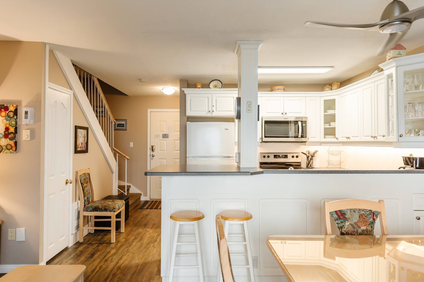 Relax in Style: Comfy & Scenic Views - CasaLoma — West Kelowna, BC — vacation rental