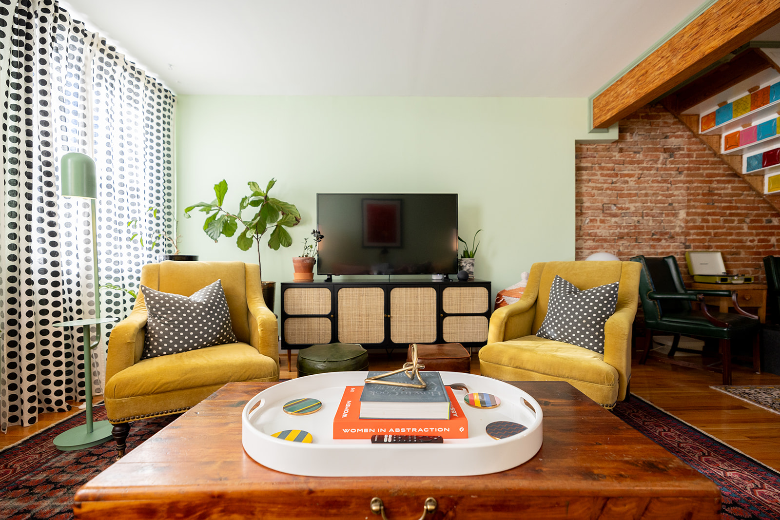 Charming Multi-story Retreat With Expansive Living Space - Cozy Escape - Baltimore, MD