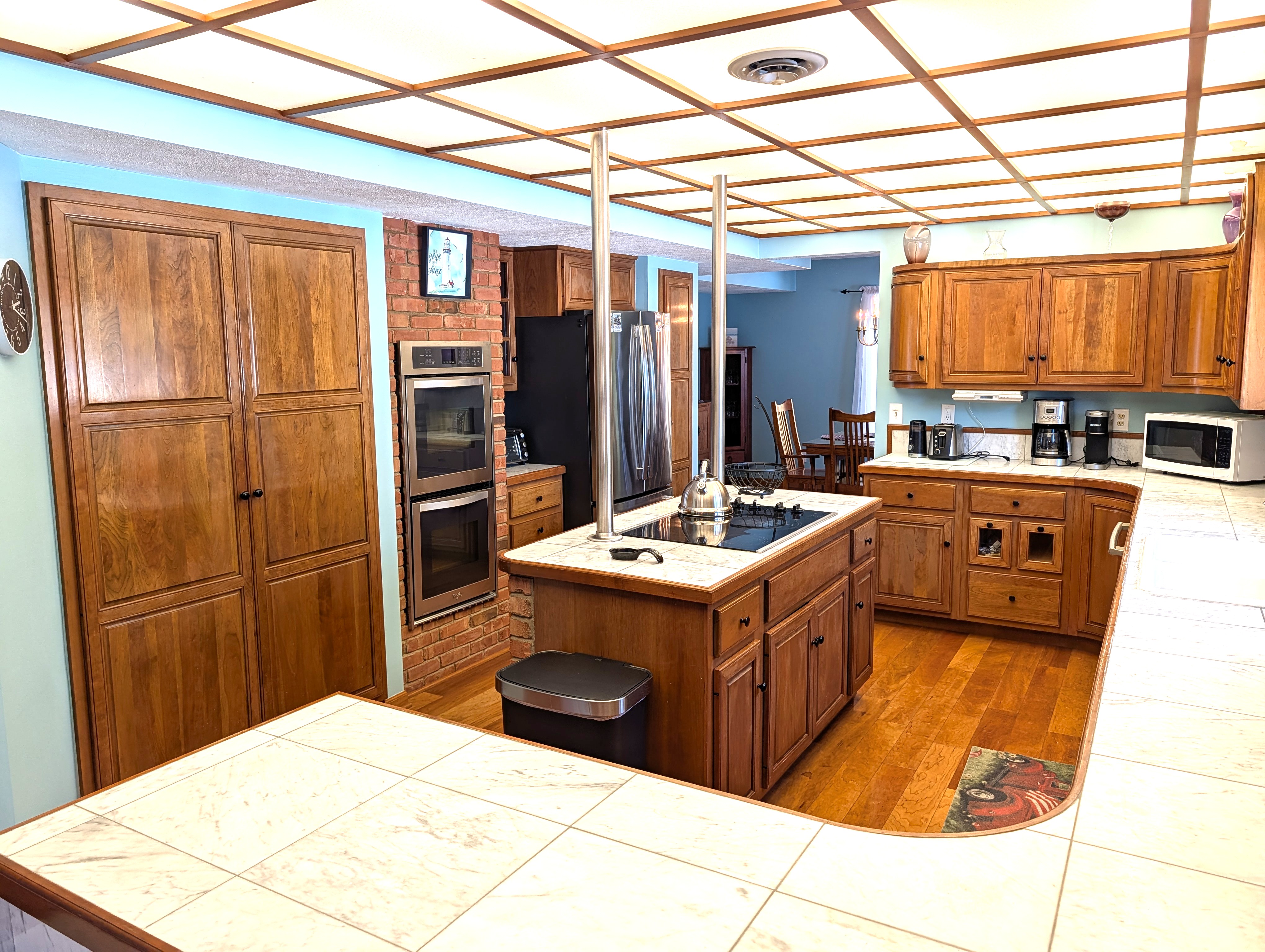KITCHEN:  The home has a very large kitchen with all appliances (including a dishwasher) plus a kitchen island.