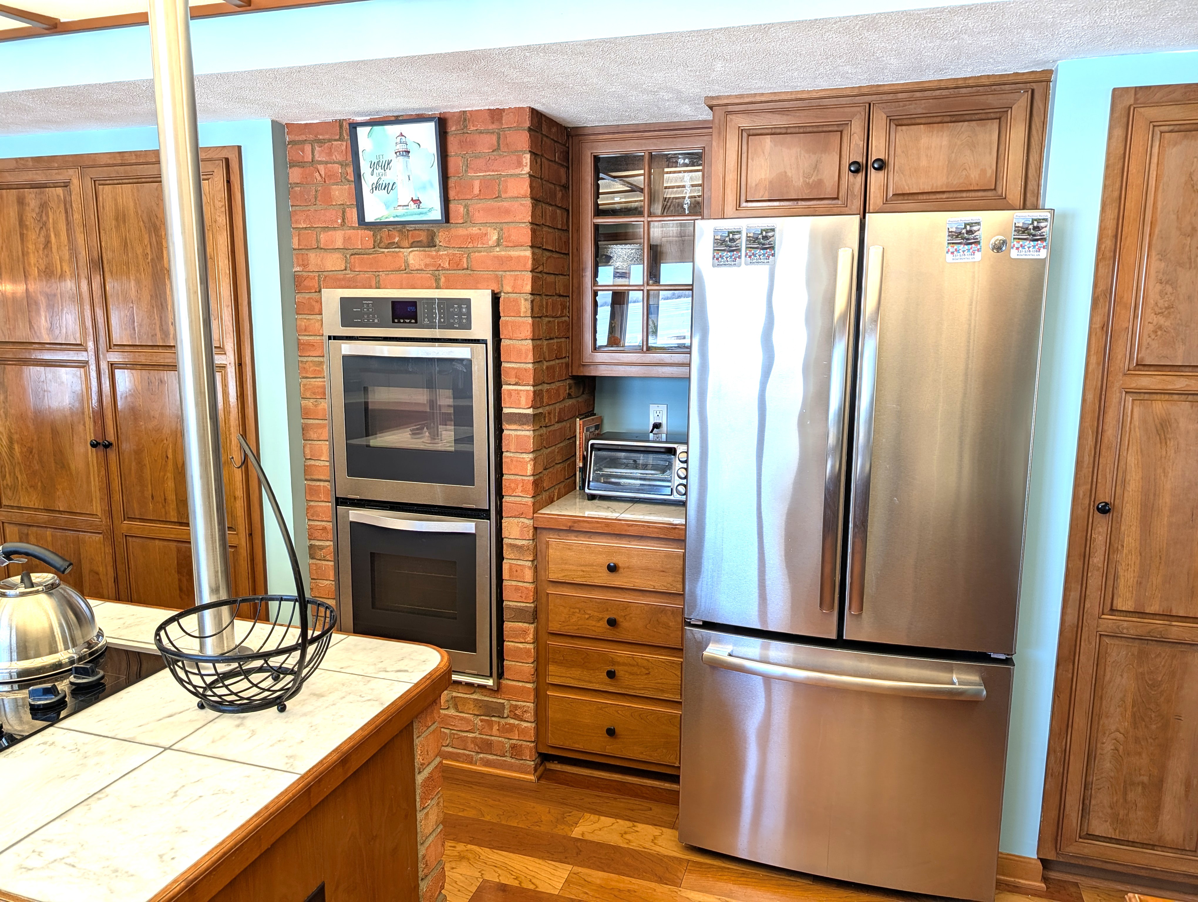 KITCHEN:  The home has a very large kitchen with all appliances (including a dishwasher) plus a kitchen island.