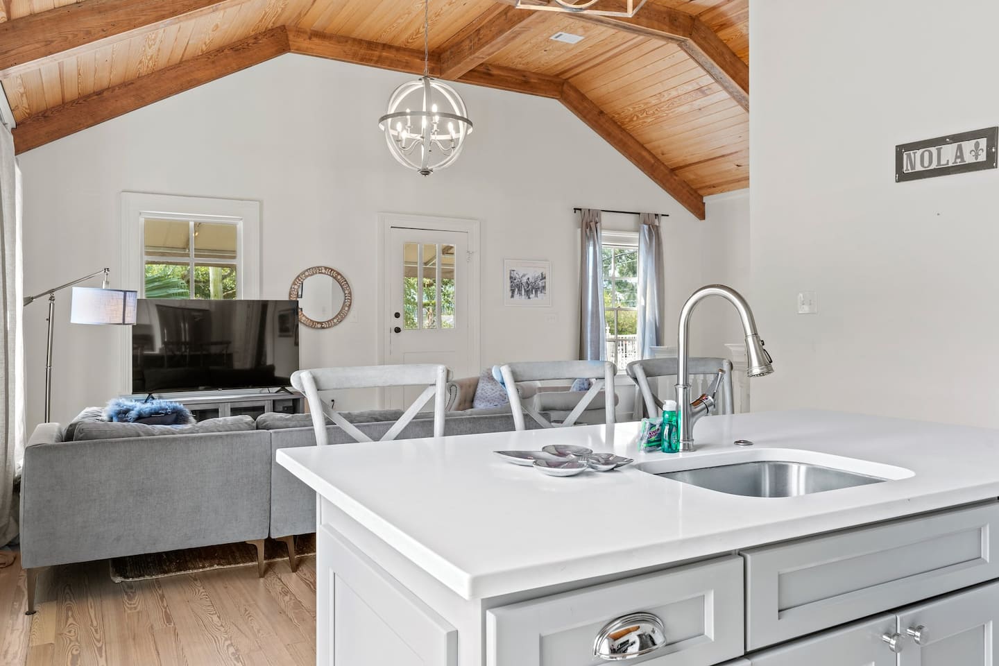 Dining and Kitchen Area| Plenty of counter space to use while cooking or eating!