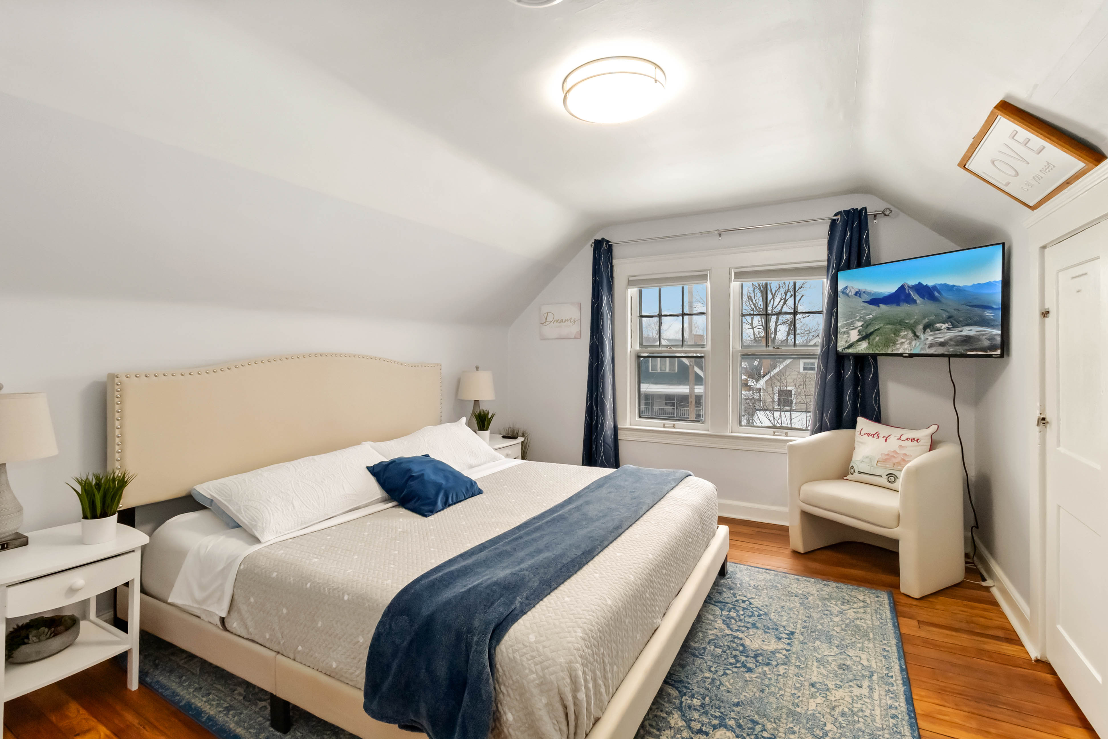 Lakewood Park Top Floor, Free parking in Lakewood, OH