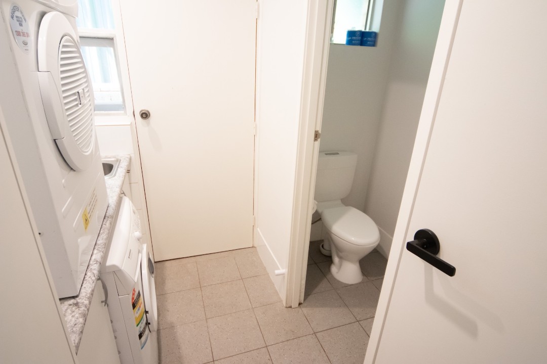 Perfect for Longer Stays – All the comforts of home, ideal for extended bookings. Free washing machine and dryer provided for guest use.
