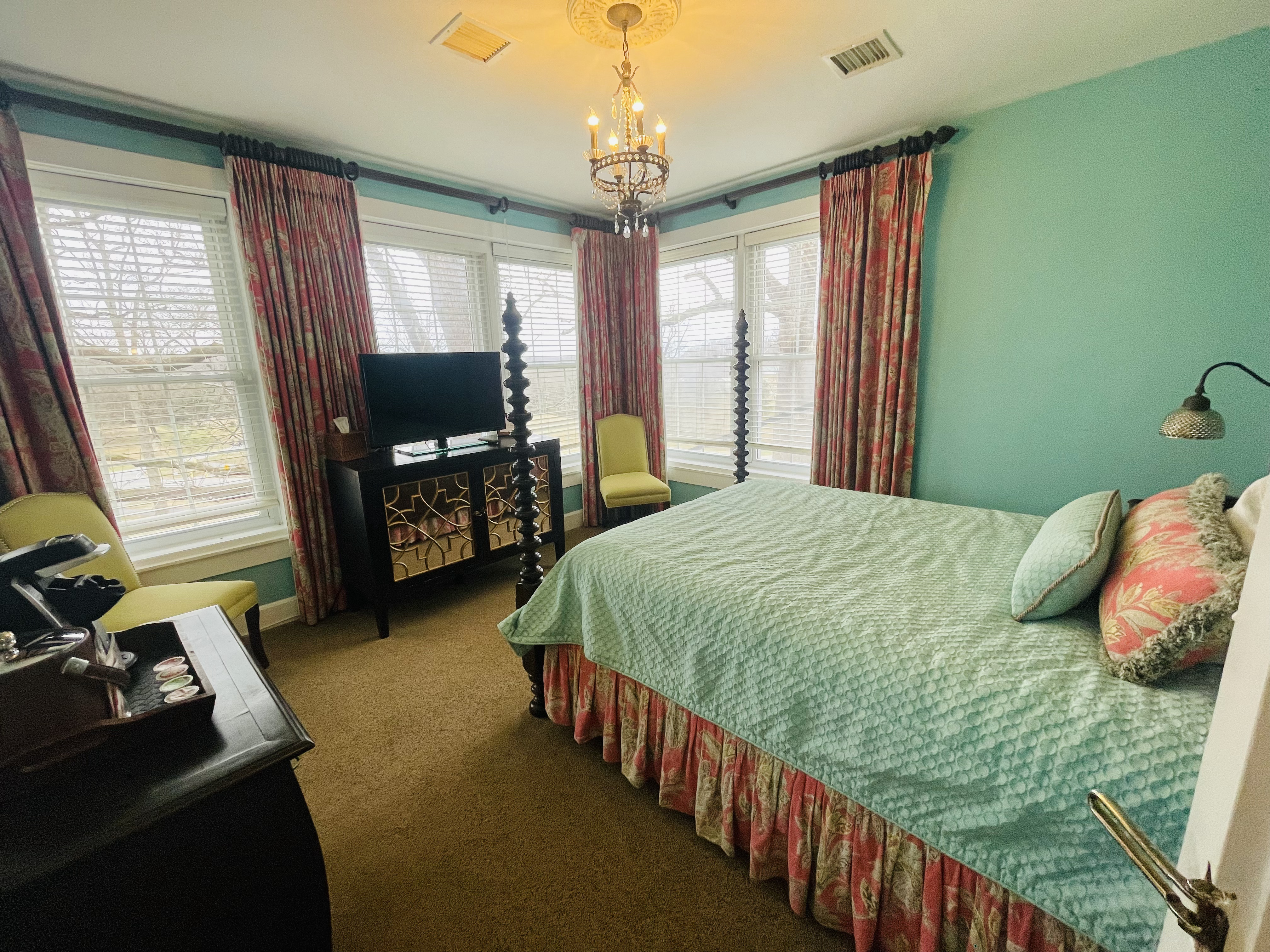 Oak Tree Room queen - Non- Smoking- No Pet   — Clemmons, NC — vacation rental