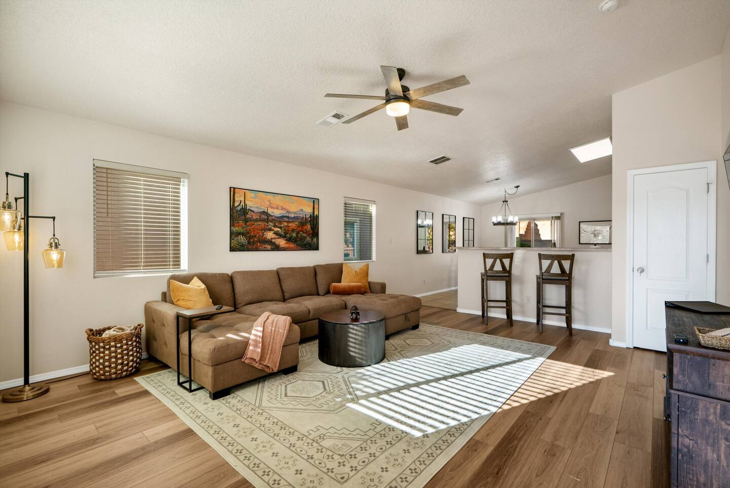 Cozy Living Spaces And Private Backyard - Charming Retreat - Albuquerque, NM