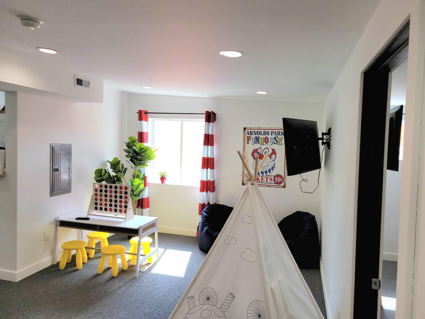 Stay Suites-Upper Gar 1400 Sq Ft