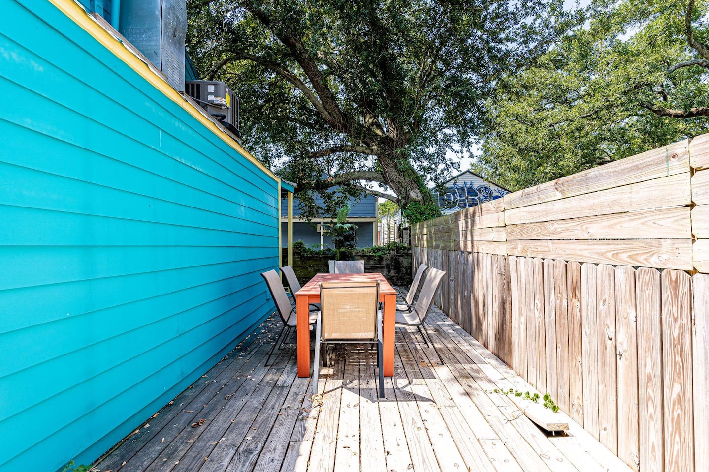 Outdoor patio space |Six Seats