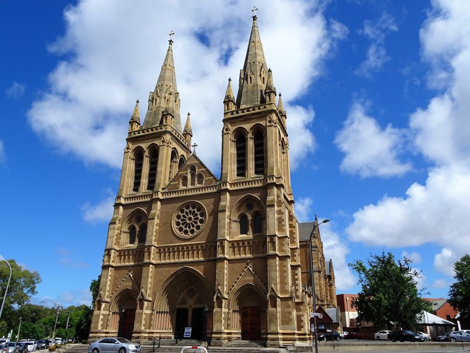 Located near top-rated restaurants, boutique cafes, and heritage pubs including the Lord Melbourne and Lion Hotel.