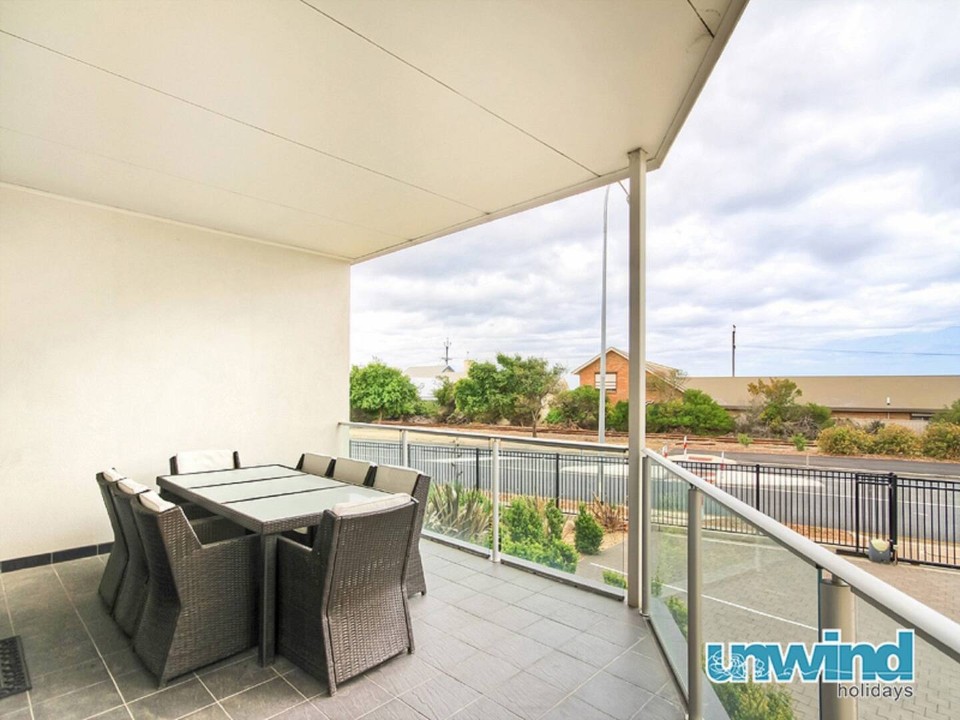 Walking distance to cafés, eateries, and iconic local attractions including the Horse Drawn Tram and Granite Island Causeway.
