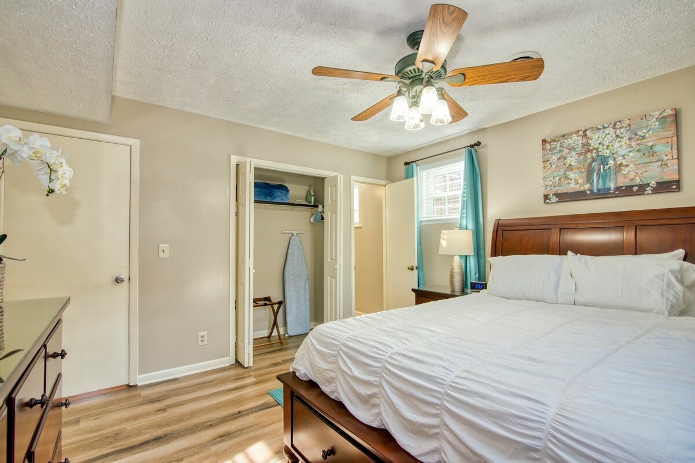Casual & Cozy | Near the Motor Mile, Queen Bed photo 4