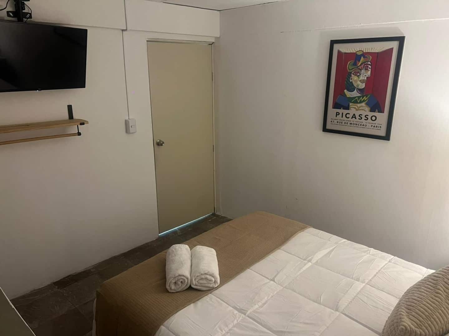 Podrás encontrar una smart tv.
El miniloft cuenta con aproximadamente 13 metros cuadrados (incluyendo el baño completo)