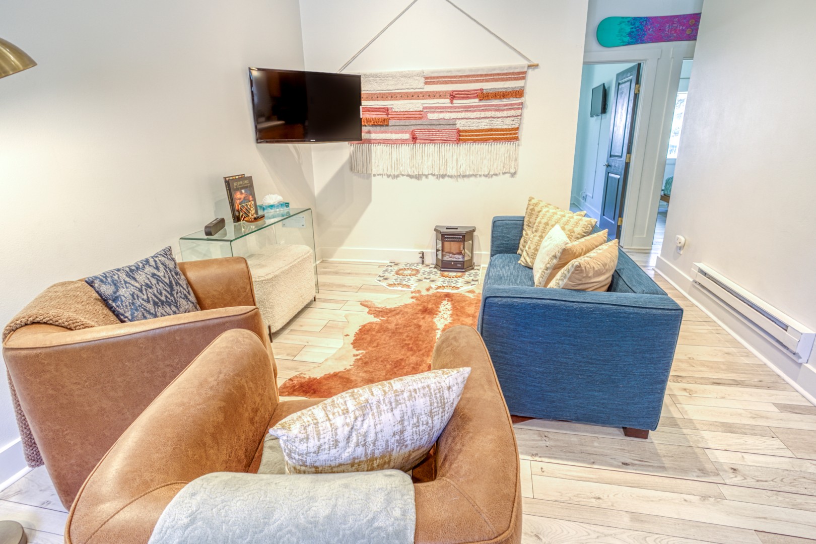 Living room w/corner TV 