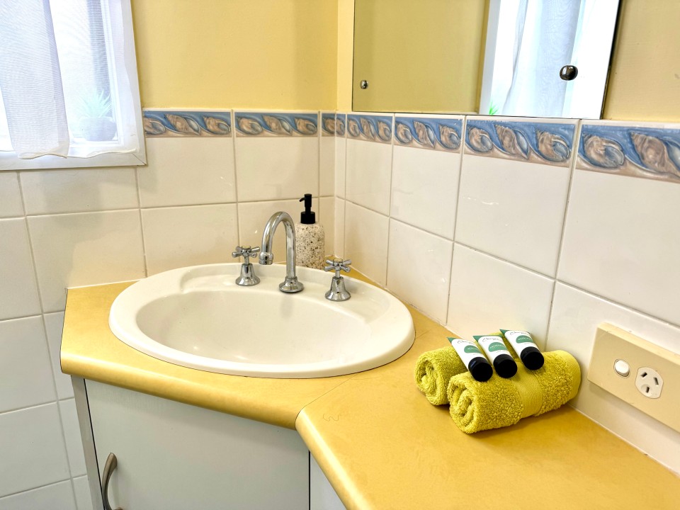 Functional Bathrooms for Groups
Multiple bathrooms with smart layouts to handle group needs efficiently.