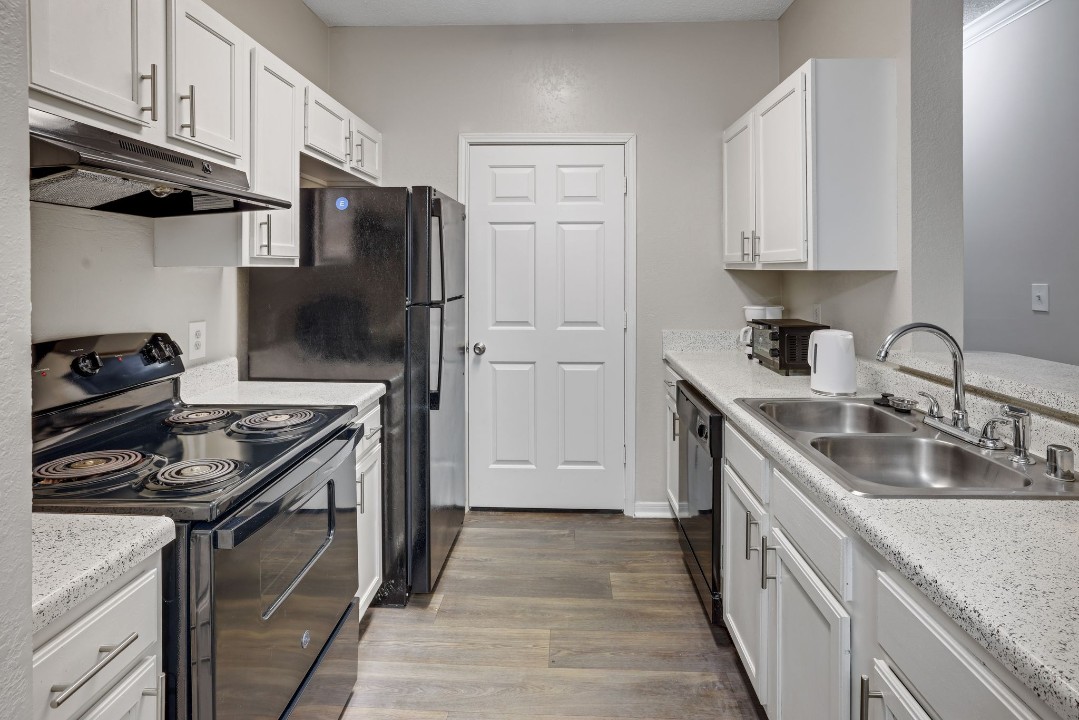 The Avenues of Lakeshore · Unit 811 2/2