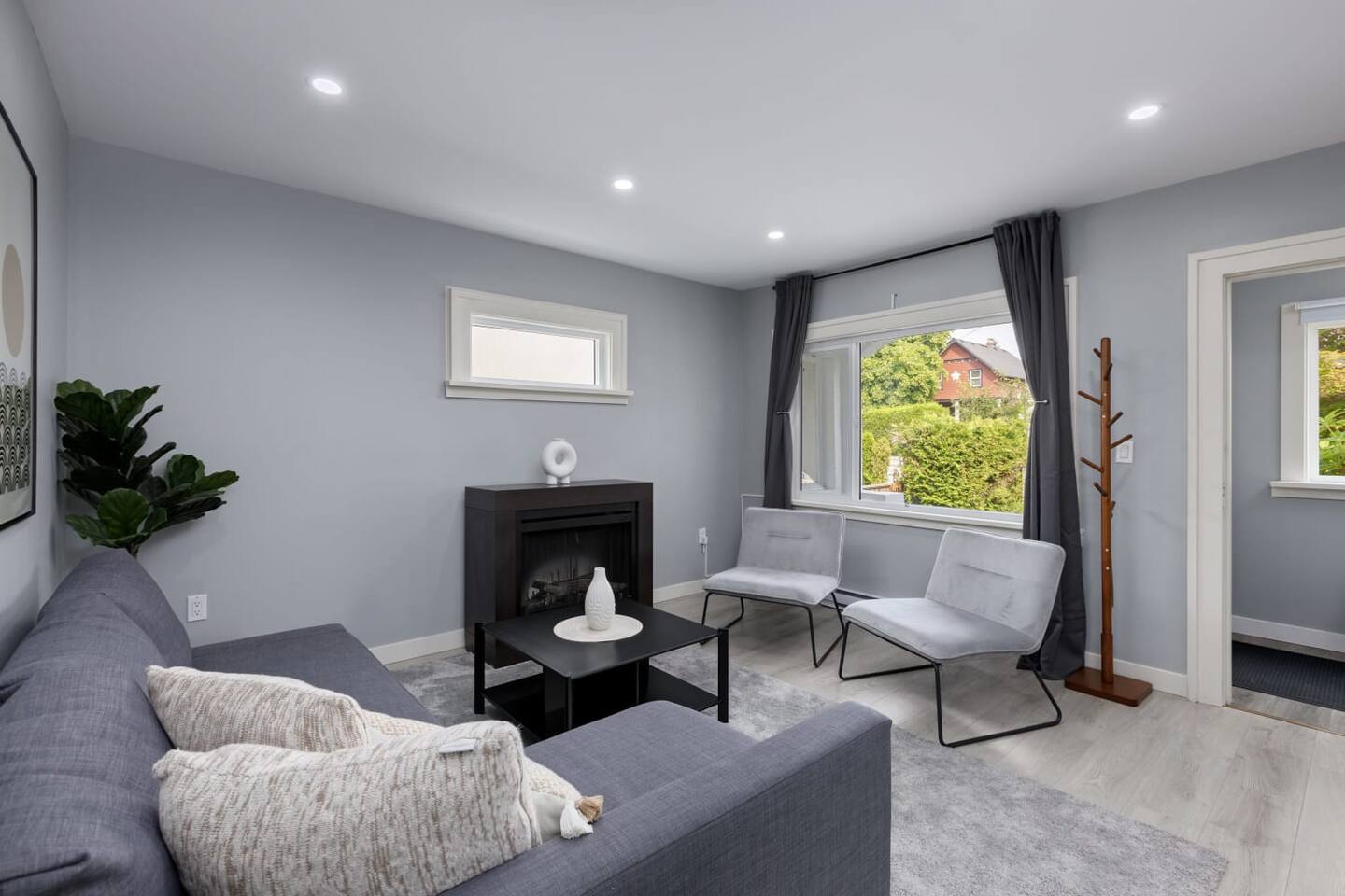 Spacious Living And Cozy Amenities - Charming Family Retreat - Vancouver