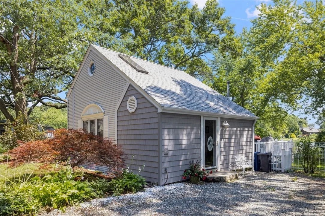 Cozy Waterfront Cottage - Sleeps 4 - Warwick, RI