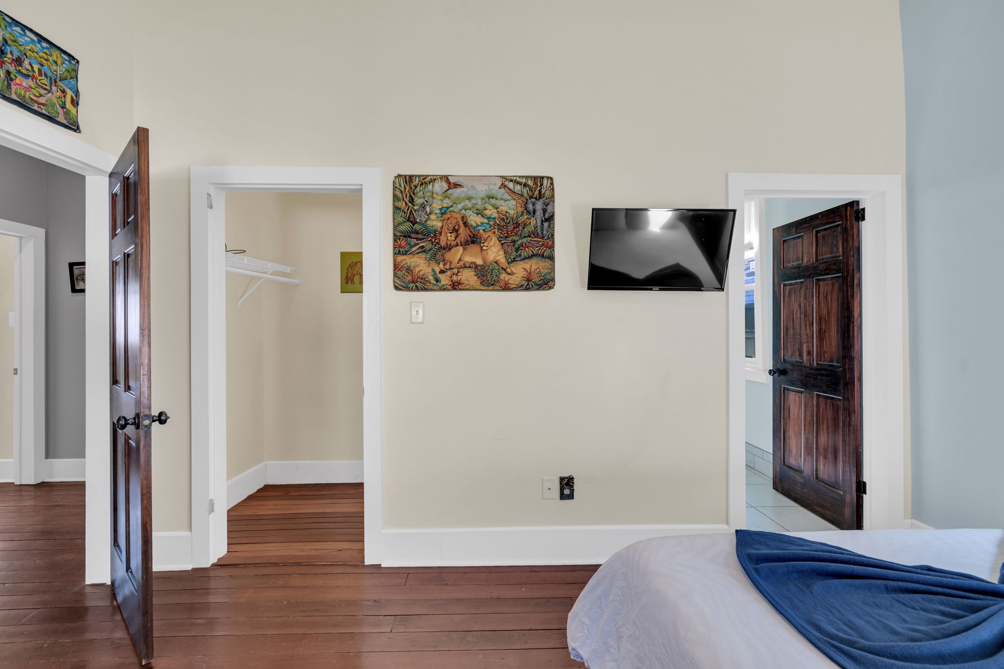Spacious bedroom with flat-screen TV and relaxing atmosphere.