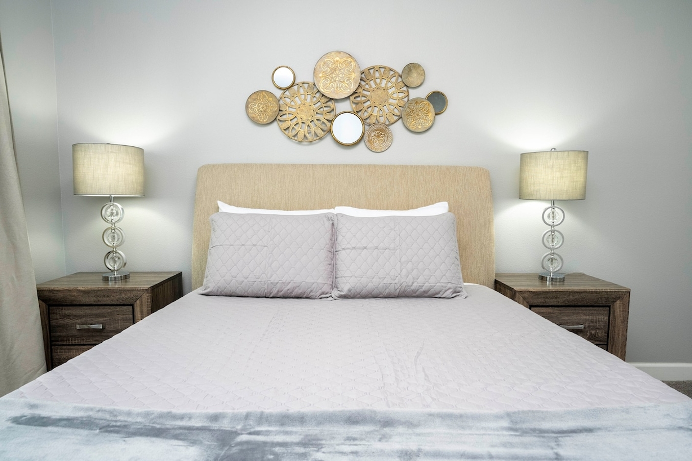 Ground floor bedroom with a Queen size bed