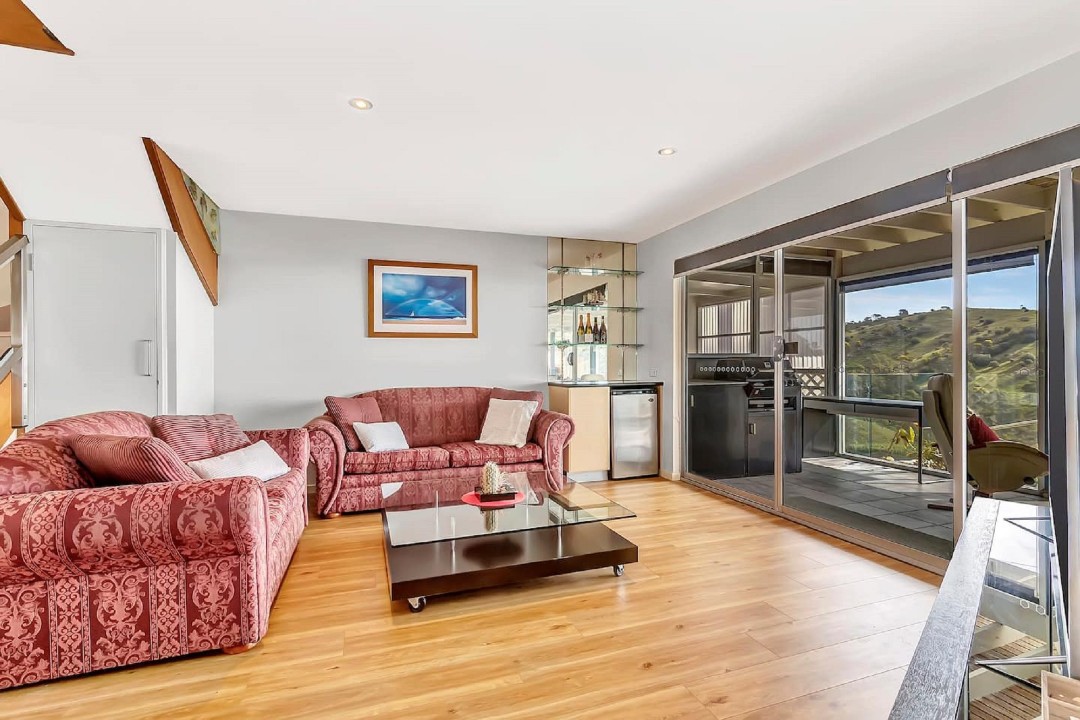 Spacious Layout for Groups and Families
Accommodates up to 14 guests across multiple bedrooms and loft space, with versatile bedding configurations.
