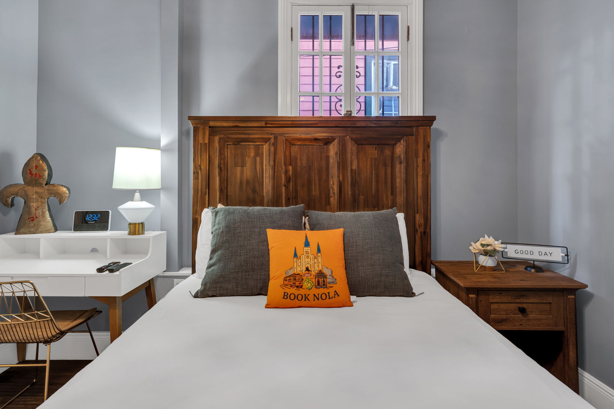 Signature headboard and Book NOLA style