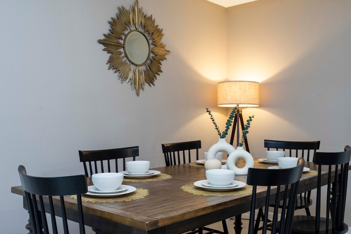 An elegant and warm style, our dining area is perfect for quality time with your loved ones, while you prepare the most delicious plate at out equipped kitchen.