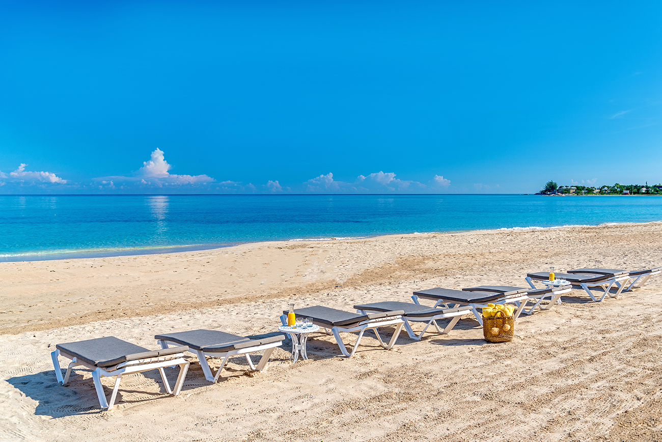 Sunspot 6-BEACHFRONT VILLA! POOL, STAFF!  — Runaway Bay, Runaway Bay — vacation rental