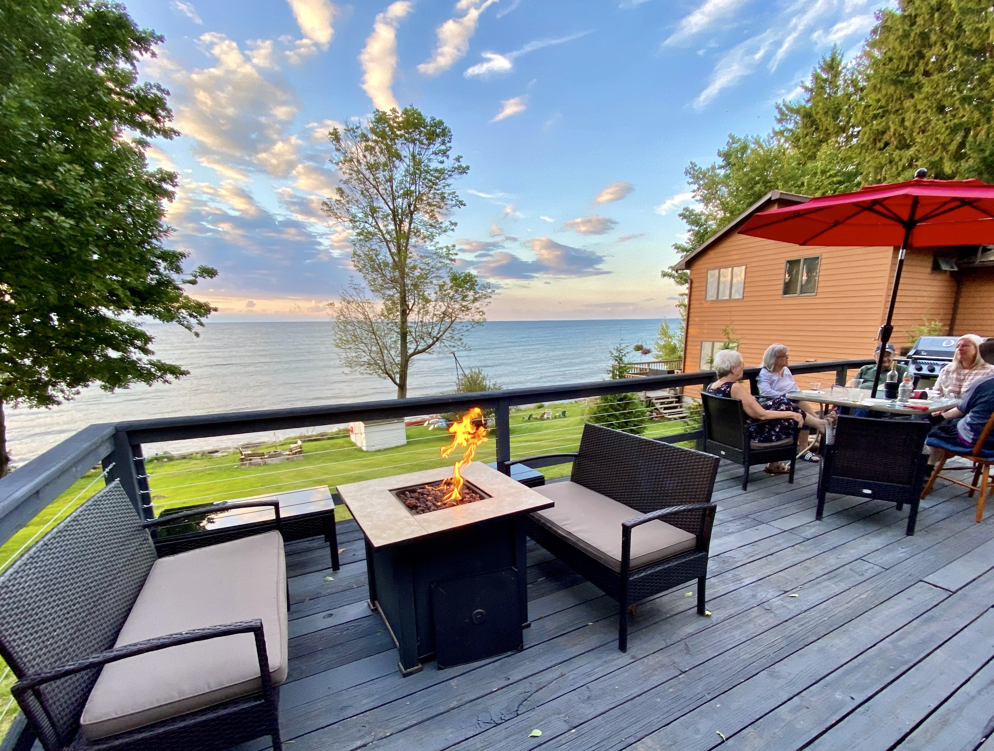 Lakefront Oak Cottage • Hot Tub & Fire Pit - State of New York