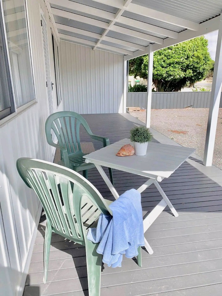 Laundry Facilities for Extended Stays
Features a washing machine, full bathroom with shower and tub, plus a separate toilet—ideal for families or long stays.