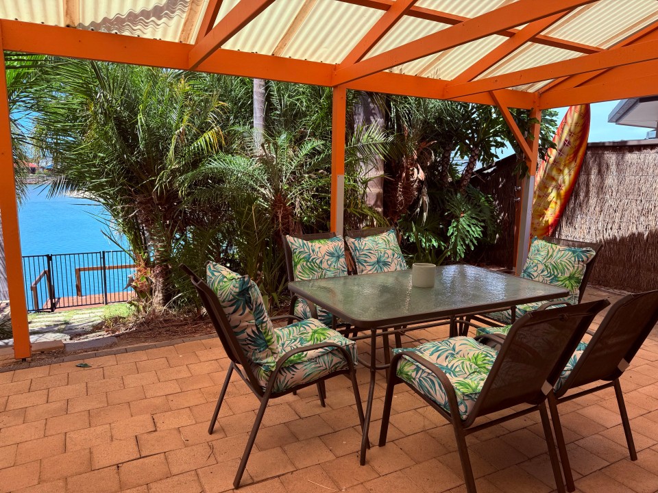 Prime Waterfront Location
Positioned directly on Flinders Drive with private jetty access to the lake—ideal for kayaking, fishing, or simply soaking in the tranquil views.