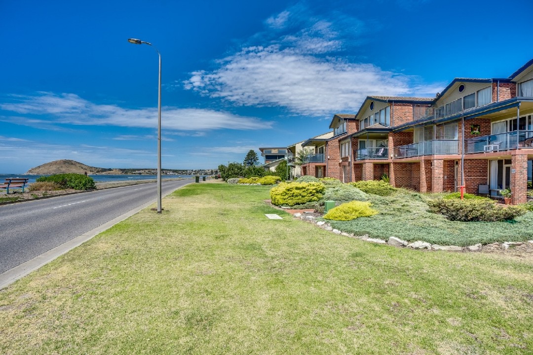 Directly situated on Encounter Bay’s iconic Franklin Parade with uninterrupted ocean views, including views of Granite Island