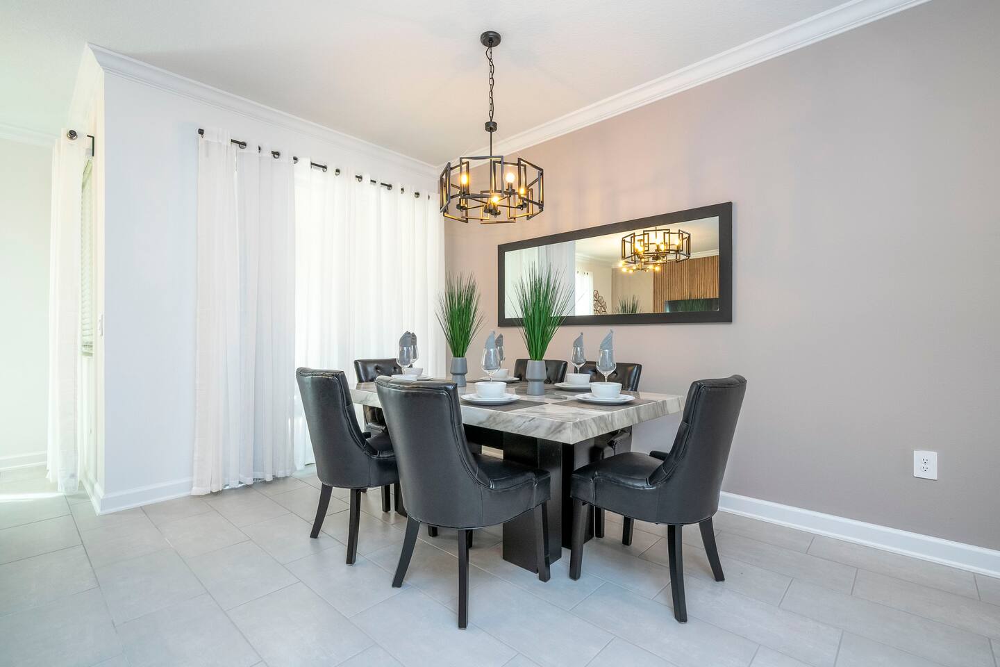 An elegant and warm style, our dining area is perfect for quality time with your loved ones, while you prepare the most delicious plate at out equipped kitchen.