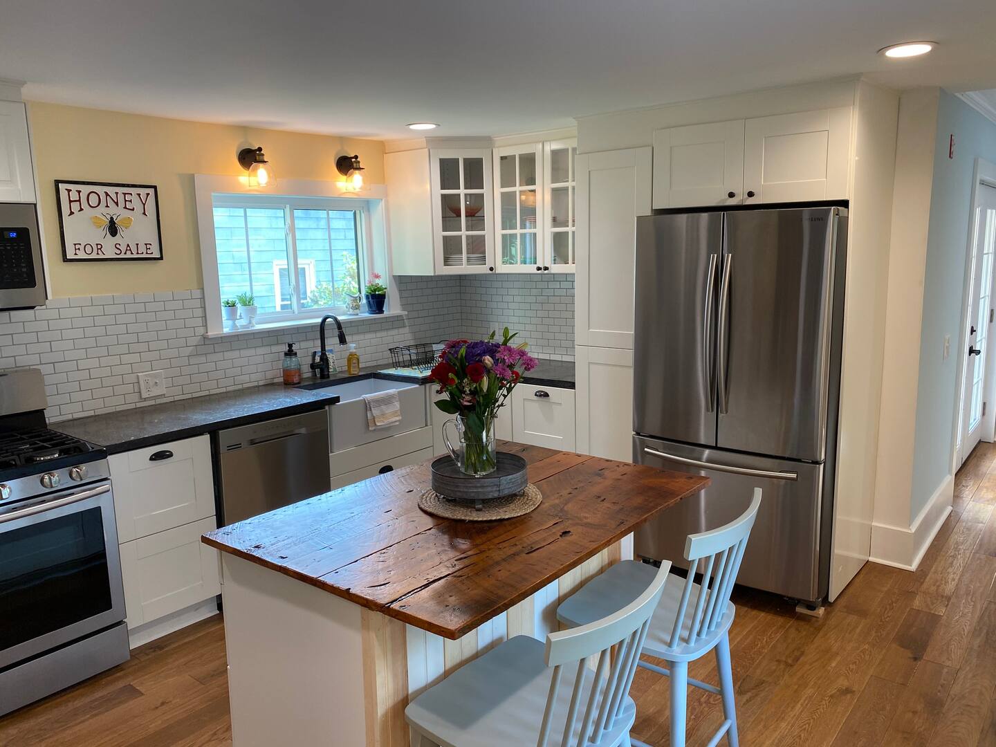 Charming Farmhouse Escape With Deck And Grill - Spacious And Cozy Retreat - Wells, ME