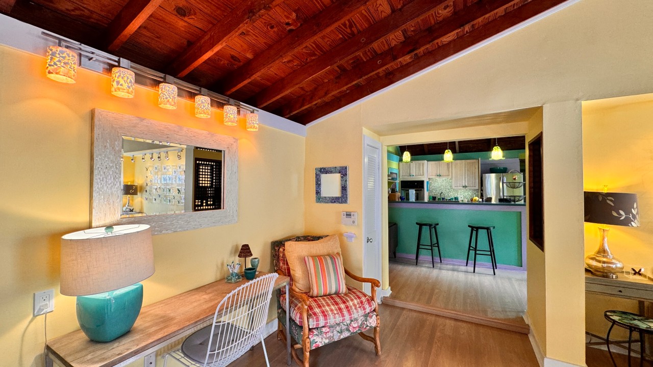 Carsten Lane Cottage — Foyer
