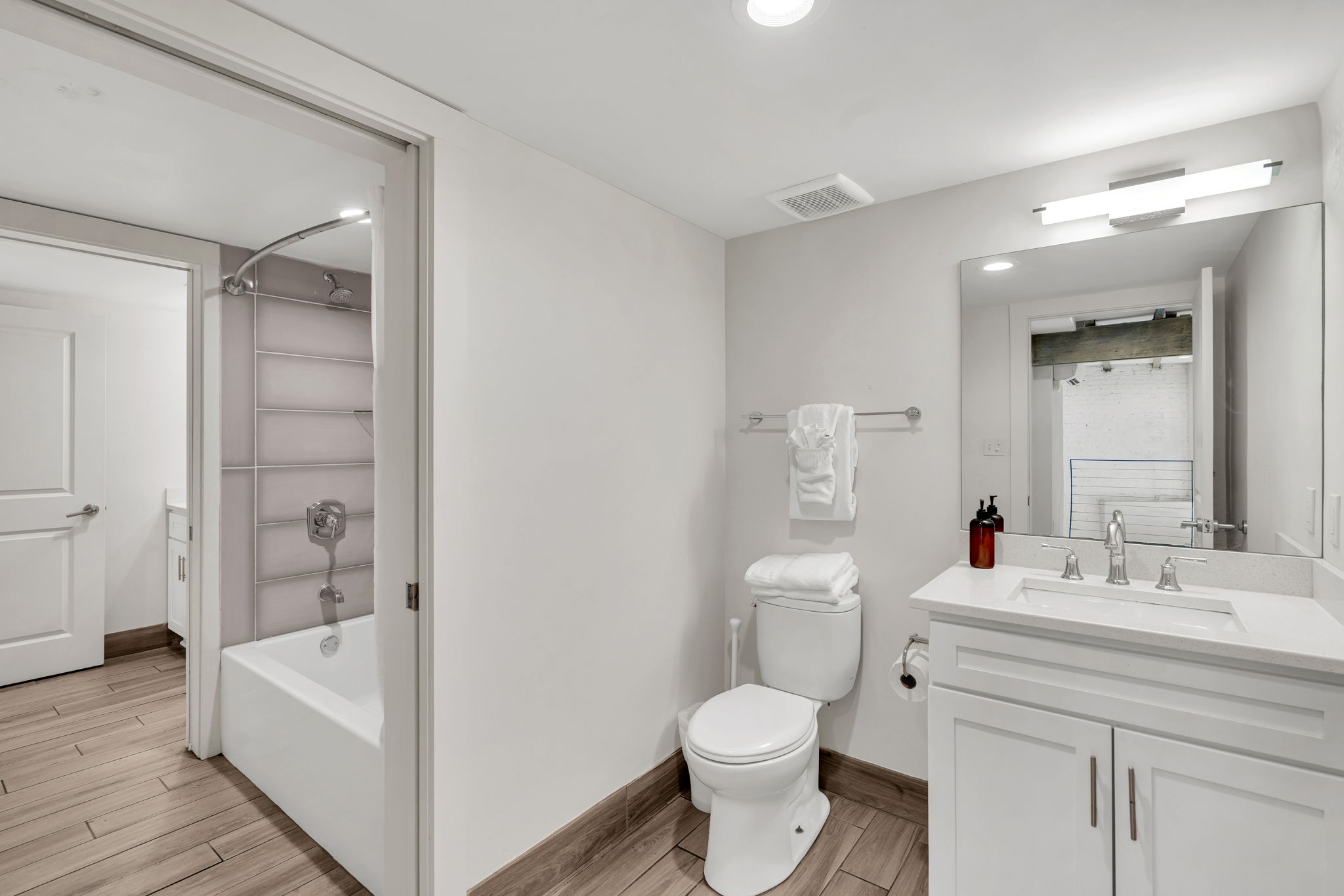 Full bathroom (unit 2)