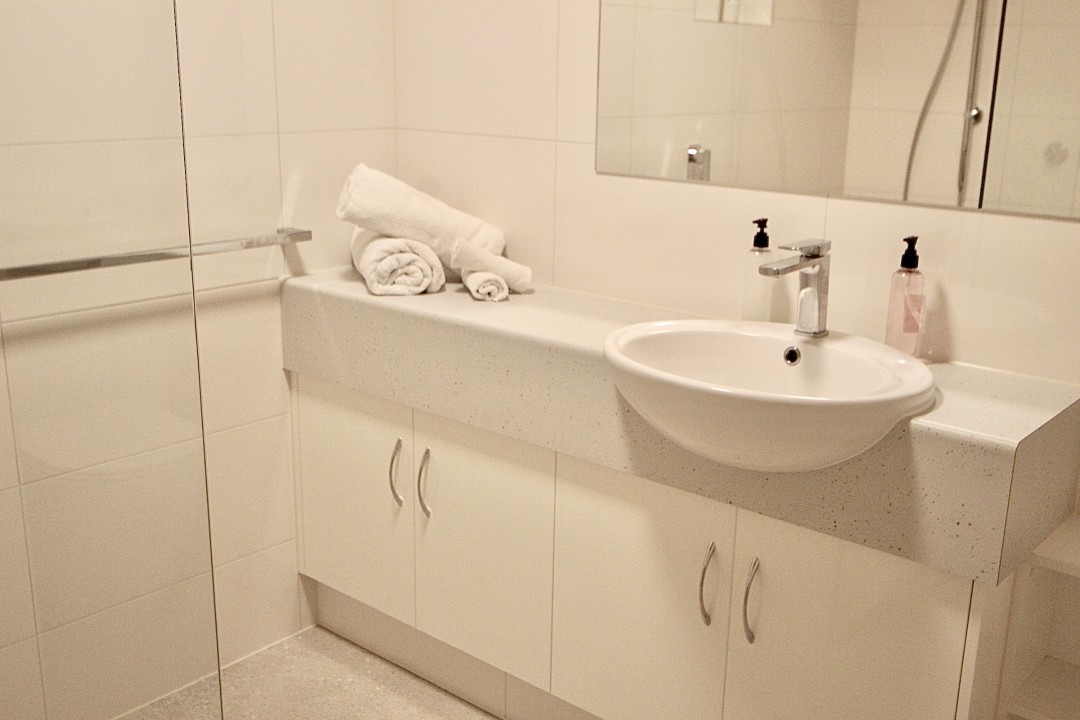 Newly Renovated Kitchen and Bathroom
Freshly updated with modern finishes to deliver a clean, contemporary aesthetic and improved guest experience.