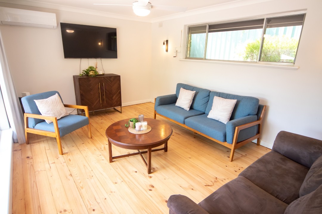 Dual Living Areas for Privacy and Versatility
Two distinct lounge areas across two levels – formal living downstairs and a family retreat upstairs – catering to various group dynamics.