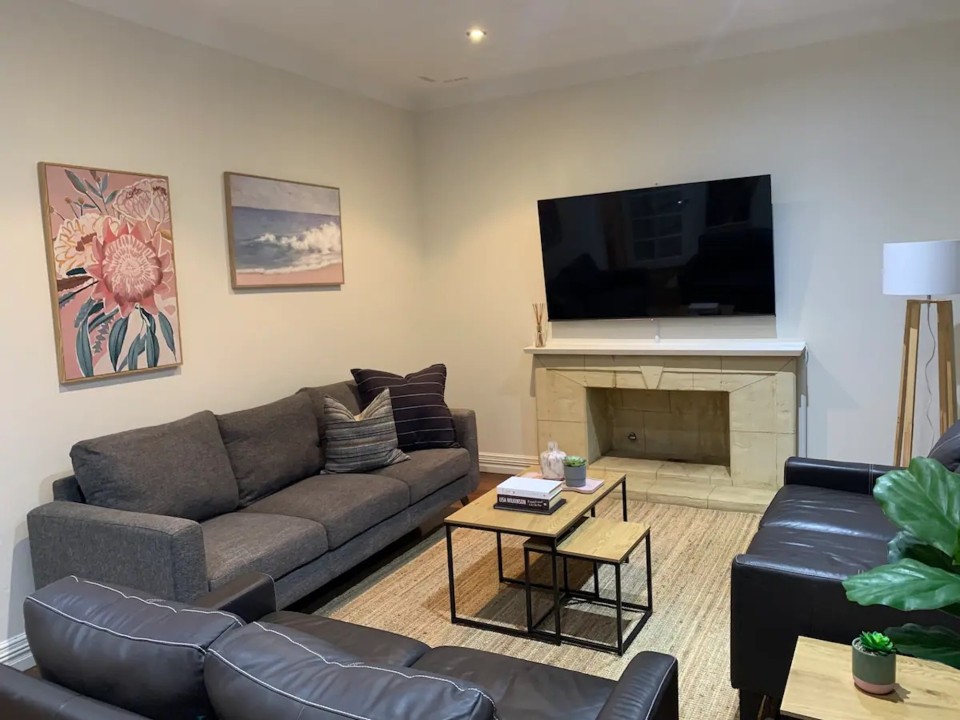 Unwind @  Yokine Escape 'Pet Friendly"  - Living room with smart tv and Netflix