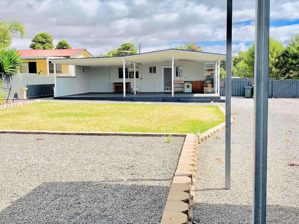 Pet-Friendly with Fully Enclosed Yard
Both front and back yards are fenced, with the option to separate them – ideal for kids and pets to play safely.