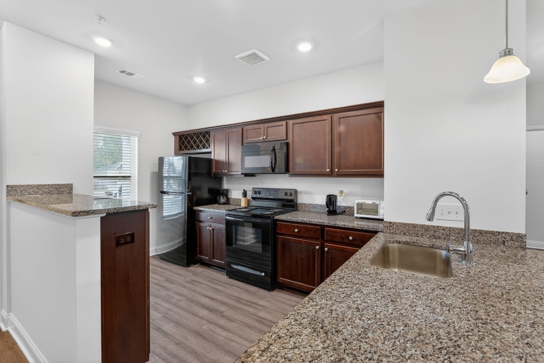Hickory Grove · Unit 406 2/2