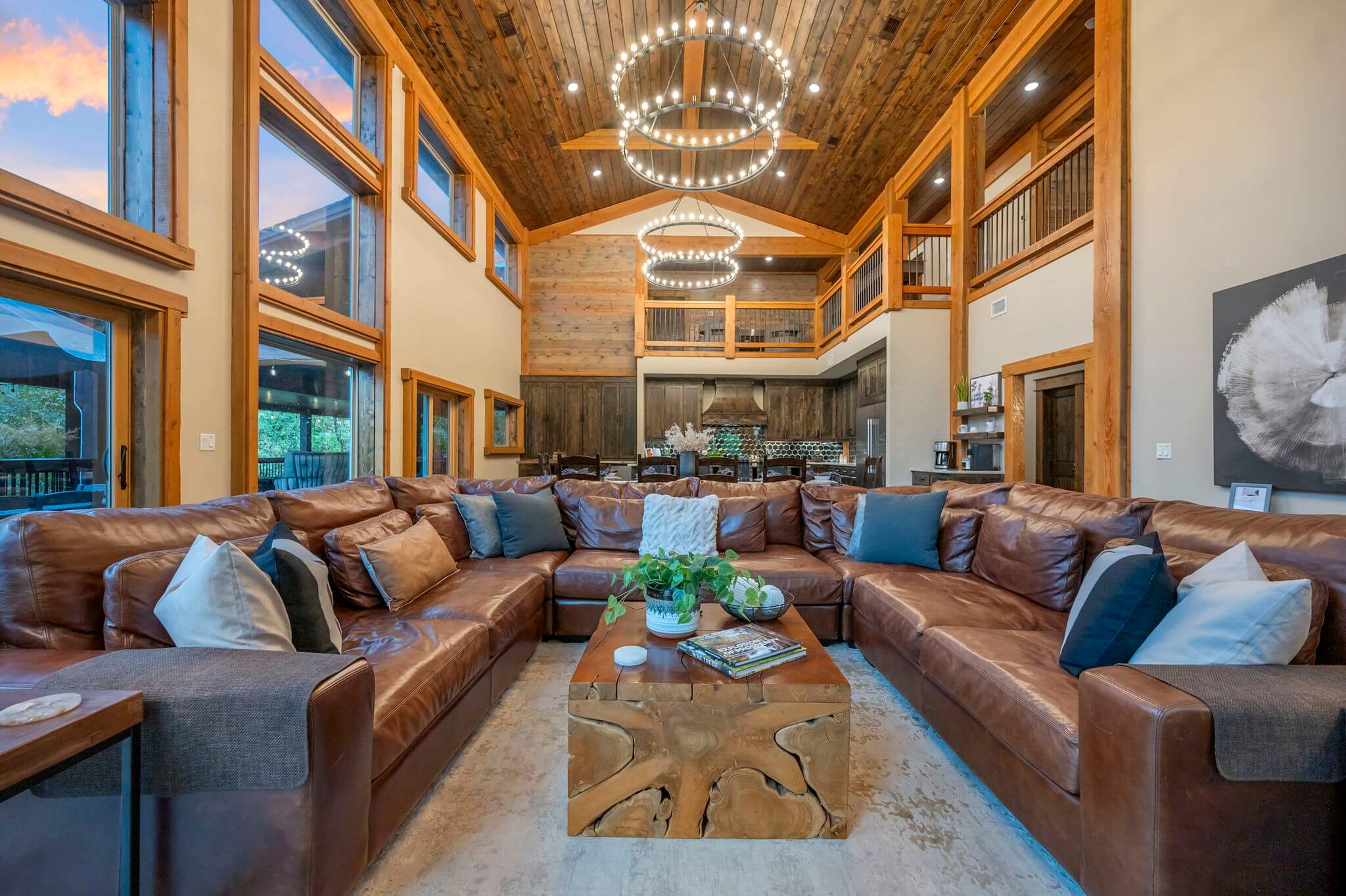 Broken Branch Lodge, Panoramic Views Sleeps 20-23 — Broken Bow, OK — vacation rental