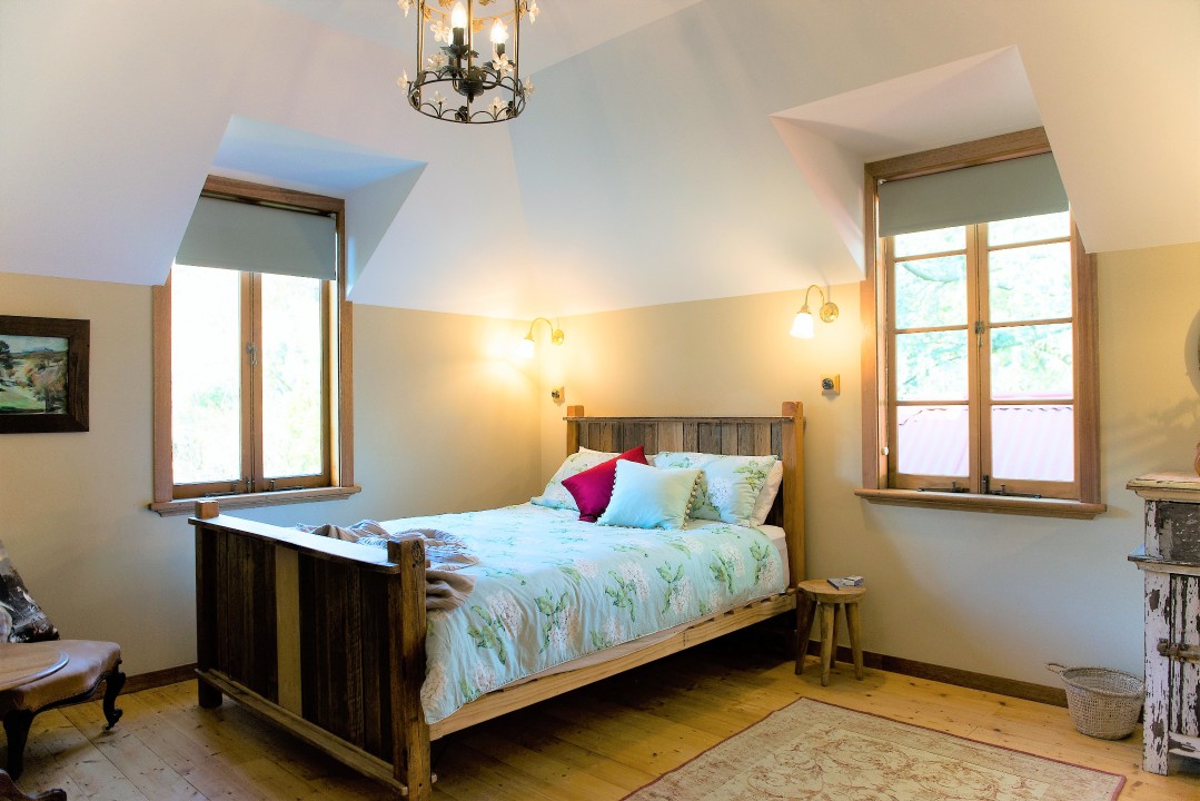 Stylish and Comfortable Accommodation
One-bedroom upstairs cottage with a queen bed, indoor fireplace, private entrance, and a spacious deck overlooking native woodland for a cosy, relaxing stay.