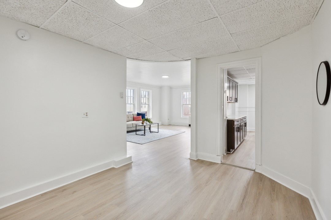 on East, 419- · Unit 111  1/1