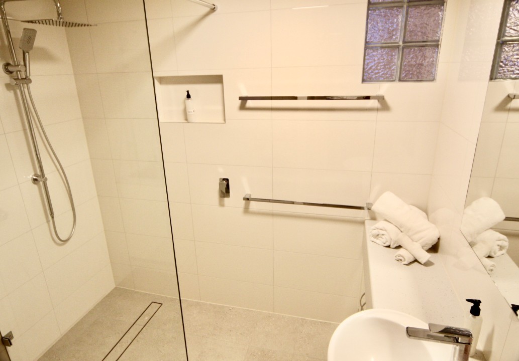 Newly Renovated Kitchen and Bathroom
Freshly updated with modern finishes to deliver a clean, contemporary aesthetic and improved guest experience.